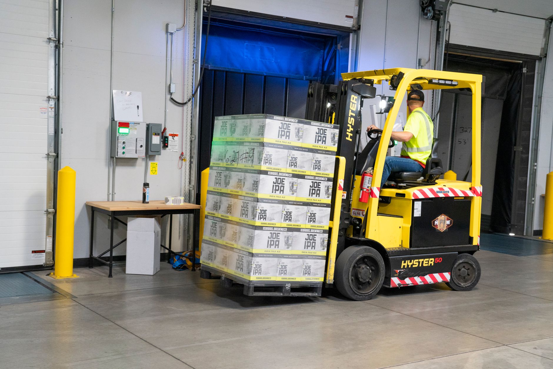 Palletised air cargo handling in a warehouse