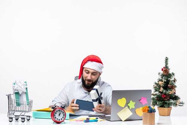 Deloitte Forecasts Slow Holiday Retail Growth as E-commerce Surges Deloitte Forecasts Slow Holiday Retail Growth as E-commerce Surges