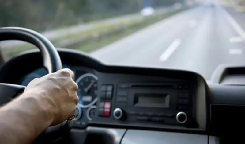 Concedierea unui șofer de camion pentru că a luat o pauză în timpul unei livrări urgente