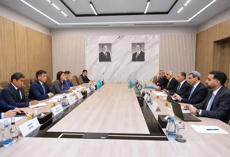 Aserbaidschan und Kasachstan intensivieren Zusammenarbeit in den Bereichen Transport und Fracht