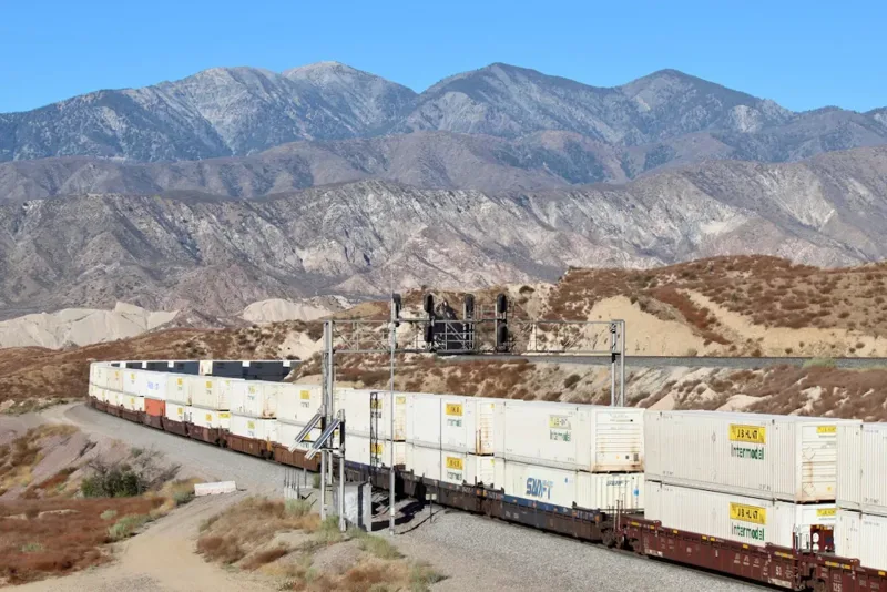 J.B. Hunt i kanadyjskie linie kolejowe utrzymują stabilne operacje intermodalne pomimo wahań w handlu