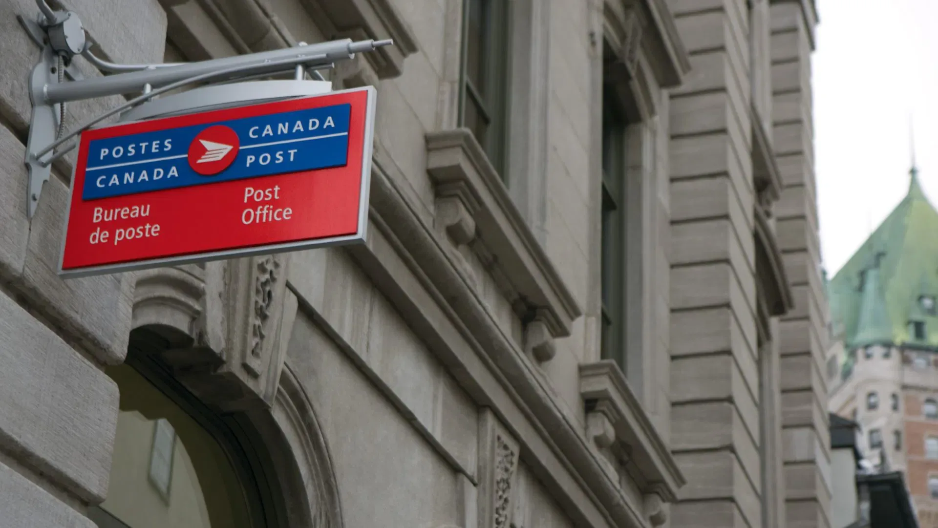 Postes Canada évite une grève majeure, mais doit faire face à des problèmes de livraison de colis