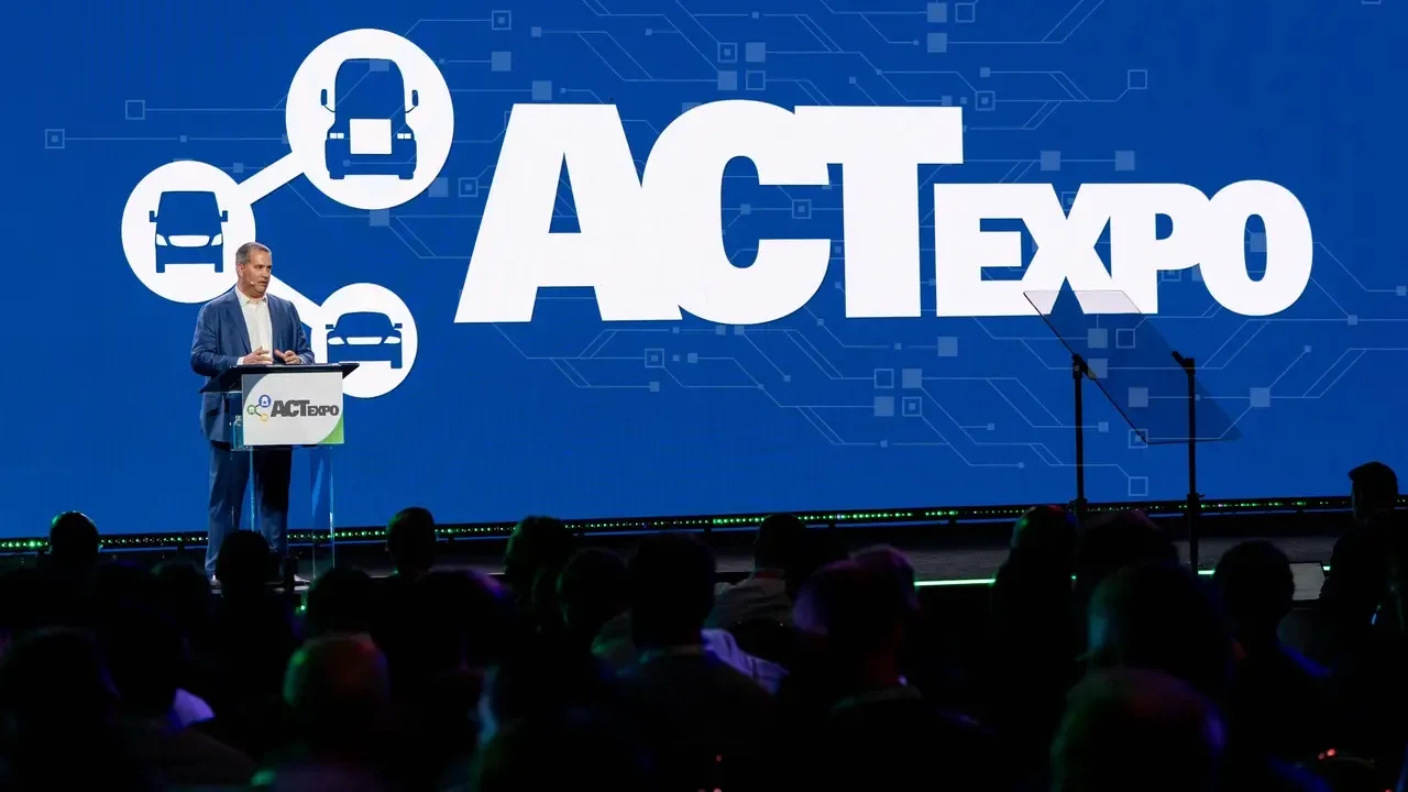 John Smith dará la conferencia inaugural en ACT Expo 2026; Electrificación de flotas y datos en la agenda