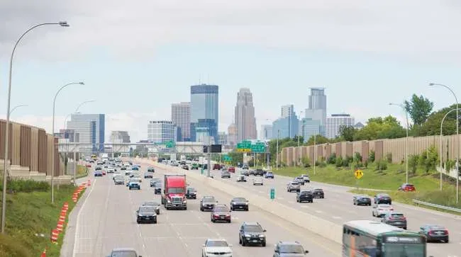 Bundesweite Prüfung beanstandet Minnesota wegen Compliance-Problemen bei nicht-domizilierten CDL-Inhabern und finanziellen Risiken