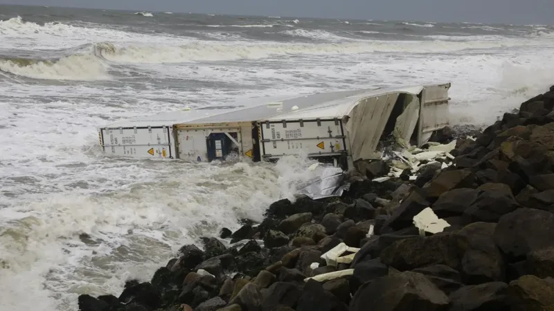 Containerele maritime găsite pe țărmurile din Kerala ridică probleme de mediu