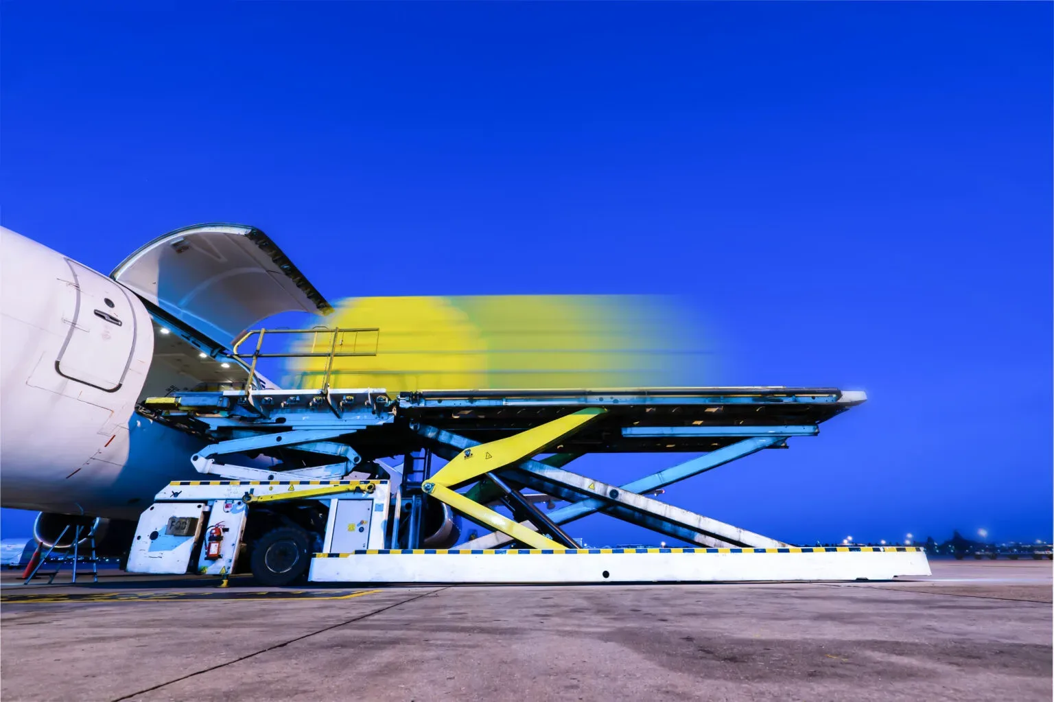 Tarifele globale de transport aerian de marfă continuă să scadă pe fondul modificărilor tarifare