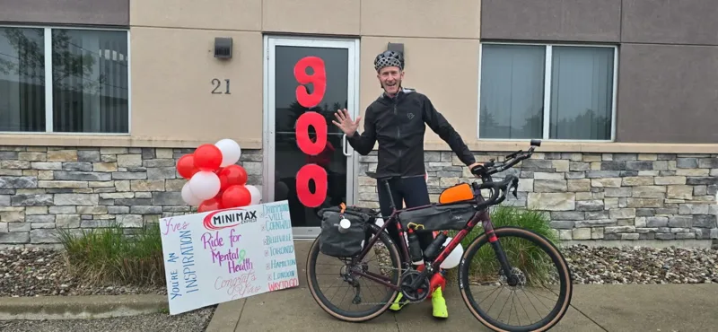 Președintele Minimax pornește într-o călătorie ciclistă de 900 km pentru a sprijini angajații